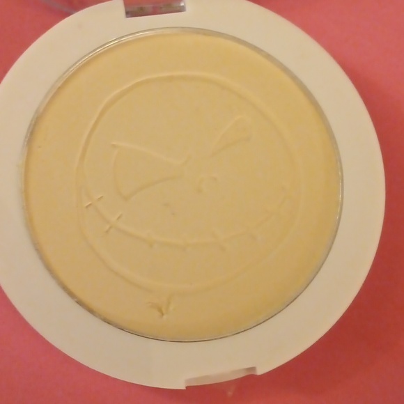☠️ Nightmare Before Christmas x Wet n Wild Pressed Primer / Finishing Powder - Picture 3 of 3